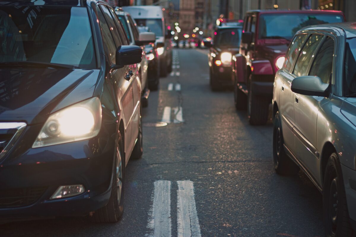 Străzile cu sens unic, o dilemă pentru șoferi. Ce riscă conducătorii auto dacă fac manevre interzise
