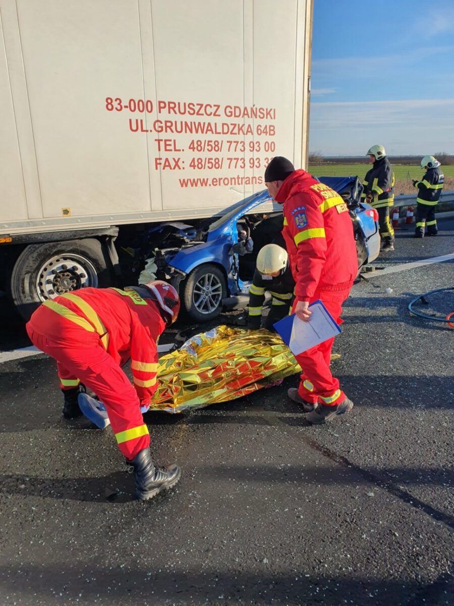 Accident grav pe A1! Un bărbat a murit, după ce a intrat cu mașina sub un TIR. Mai multe echipaje de salvare au ajuns la fața locului