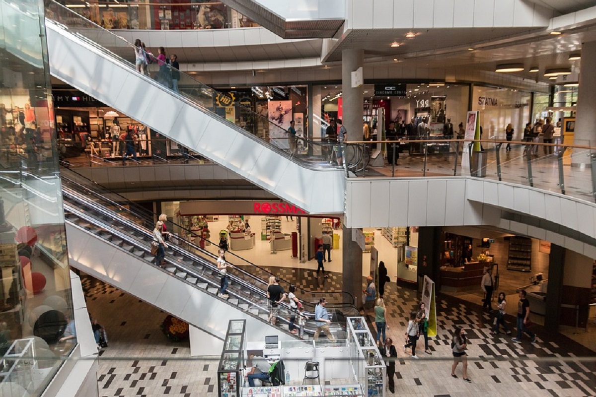 Caz șocant într-un mall din Paris. Un bărbat s-a sinucis în fața oamenilor