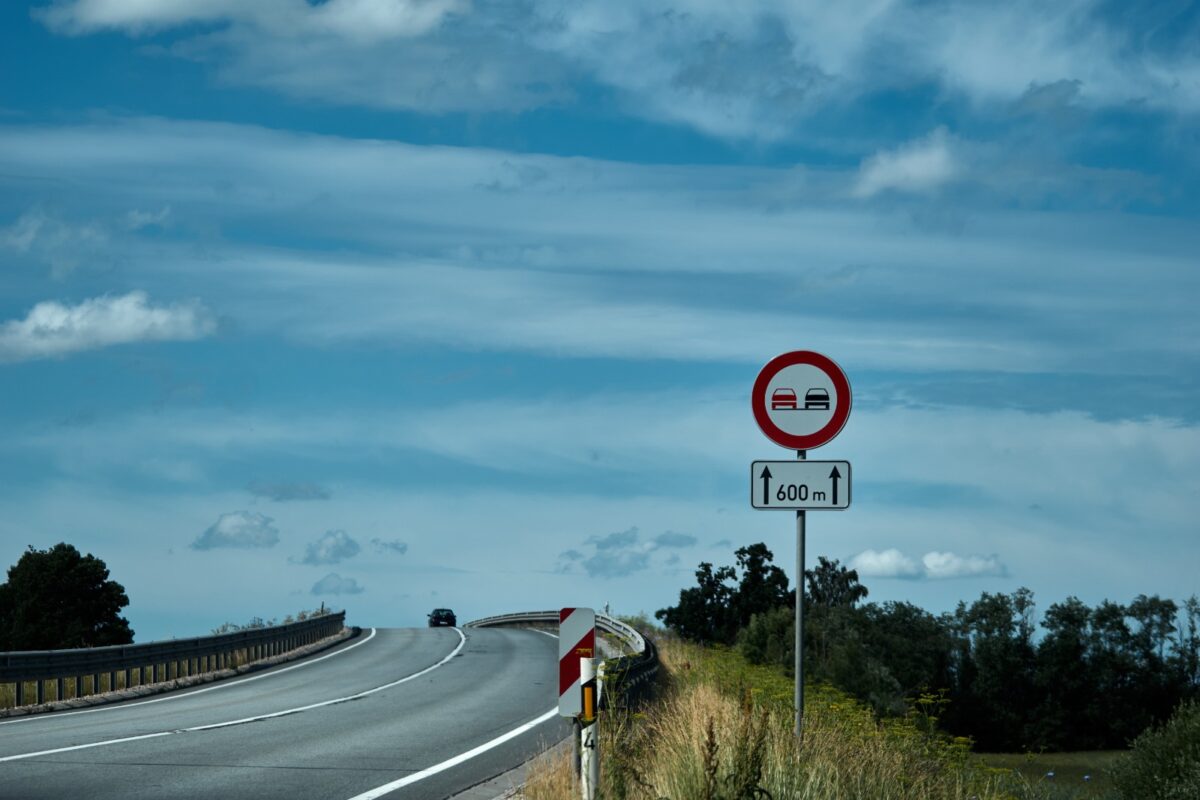 Semnul de circulație pe care mulți șoferi români nu-l cunosc. Ce avertisment reprezintă pentru cei din trafic