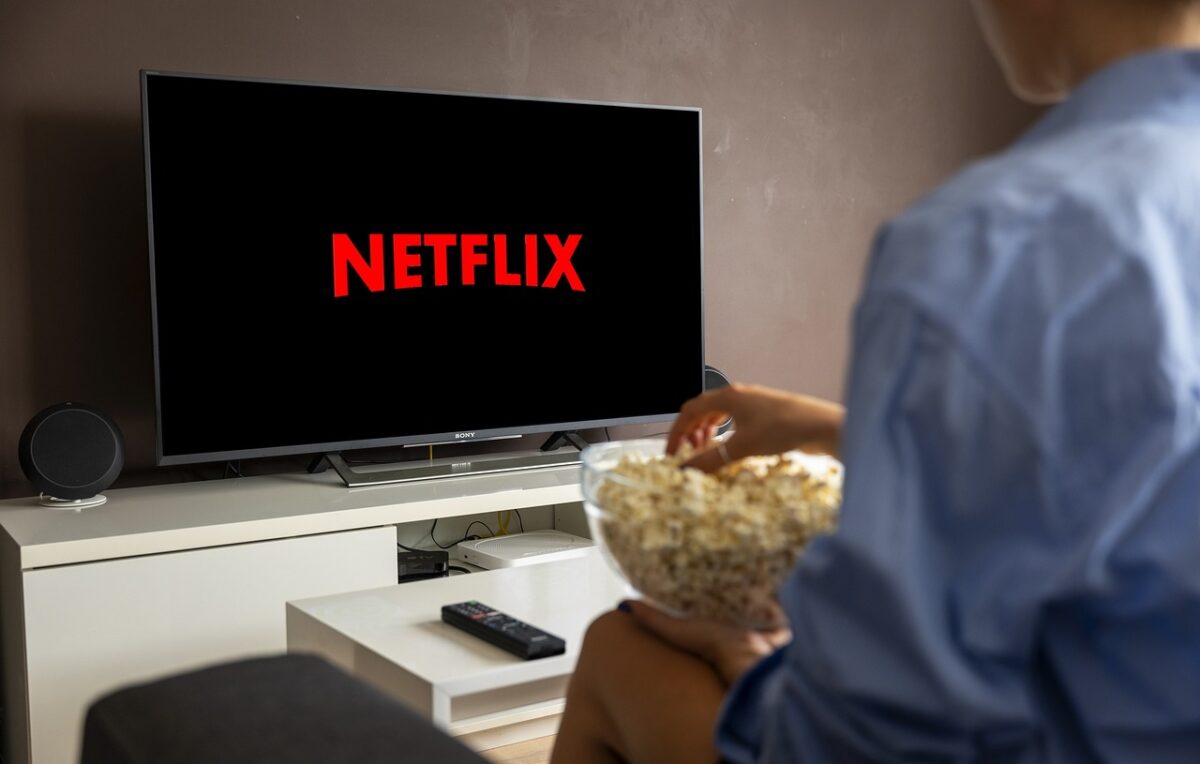 Serialul erotic de pe Netflix devorat de români. În câteva zile a ajuns pe locul 2 în clasamentul celor mai vizionate de pe platformă