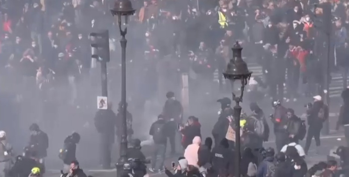 Magazinul central Louis Vuitton din Paris, atacat de protestatari. „Să le luăm banii miliardarilor!”