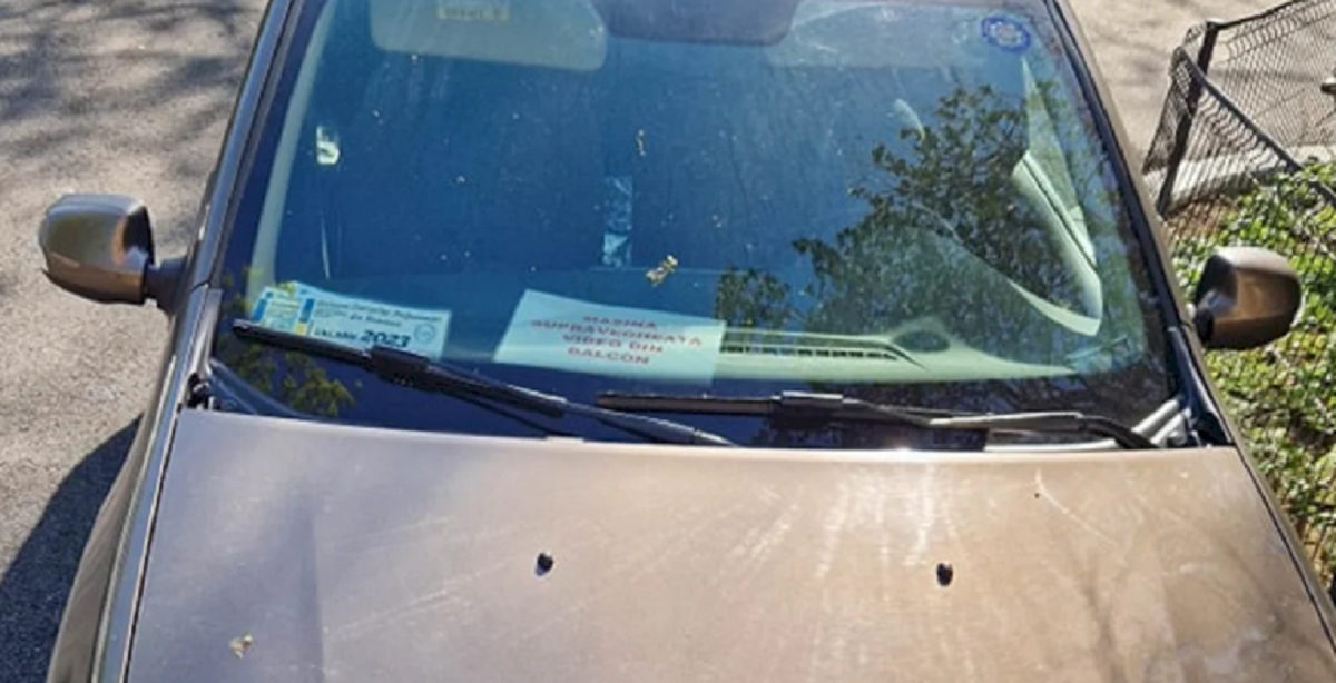 Nu e o glumă! Ce mesaj a lăsat un șofer din București în parbrizul mașinii, după ce a parcat pe trotuar