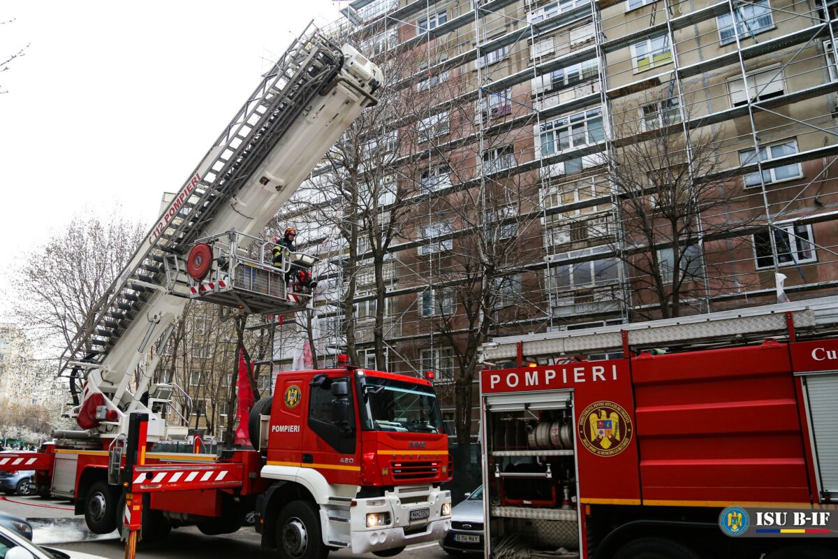 Incendiu puternic în centrul Bucureștiului. Trafic blocat, fumul a ajuns până în Piața Romană