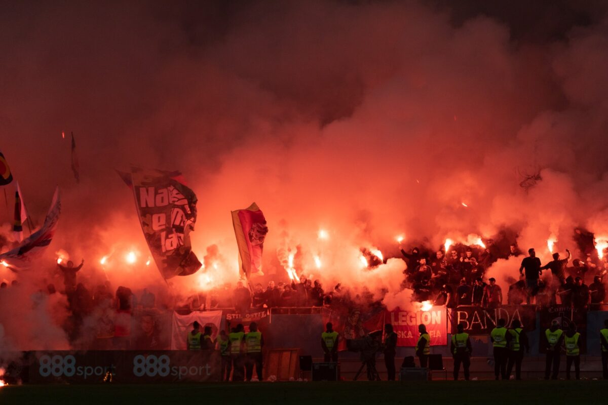 Incidente la meciul de fotbal Dinamo-Steaua. Arbitrul a întreupt temporar partida, ce au făcut grupurile de suporteri