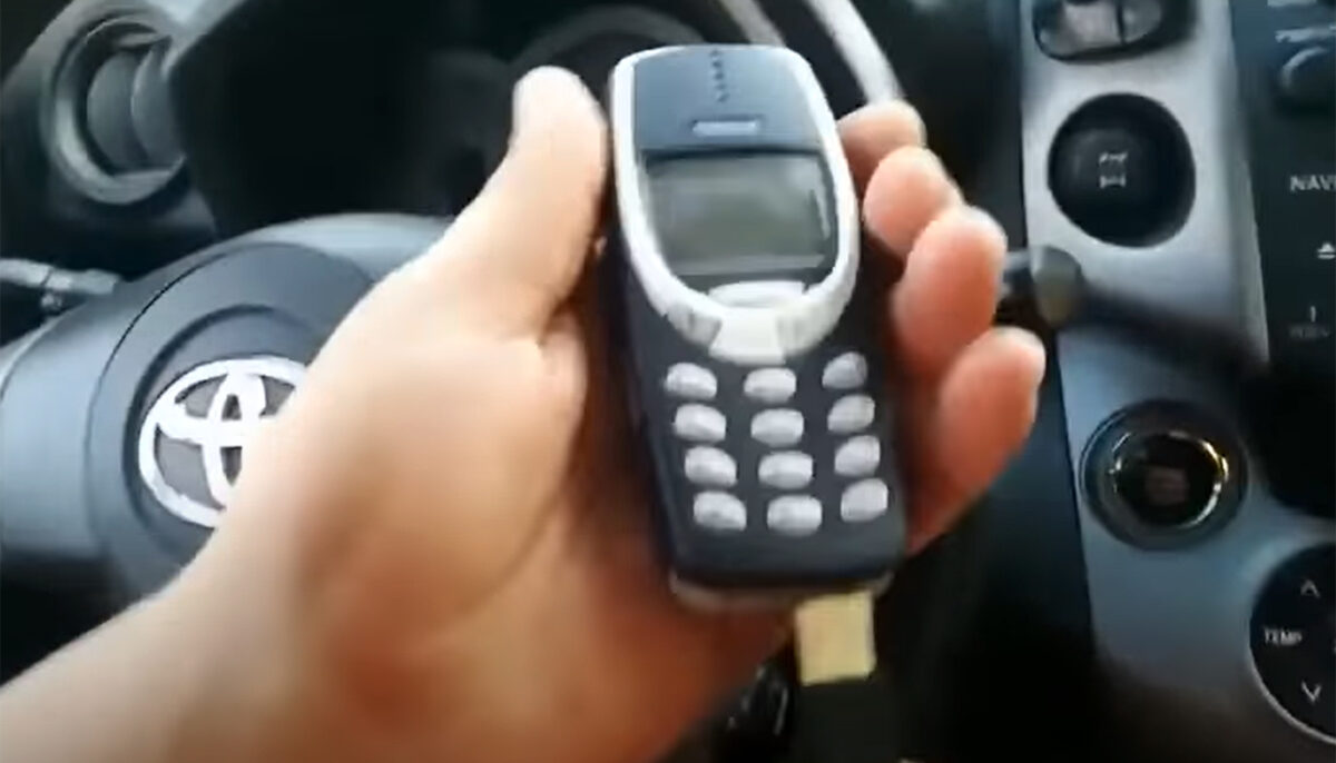 Cum a reușit un hoț să fure o mașină, folosind doar un telefon Nokia 3310