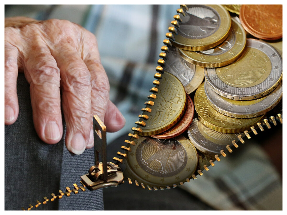 Caz incredibil în Italia. Un pensionar a primit o amendă uriașă după ce a astupat o groapă în asfalt