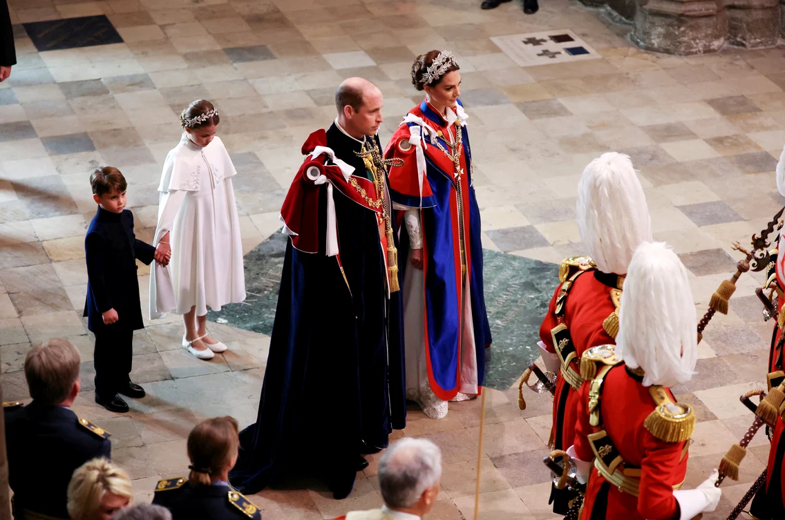 Imagini emoţionante cu Prinții de Wales în Catedrală. Kate și William, alături de Charlotte și Louis