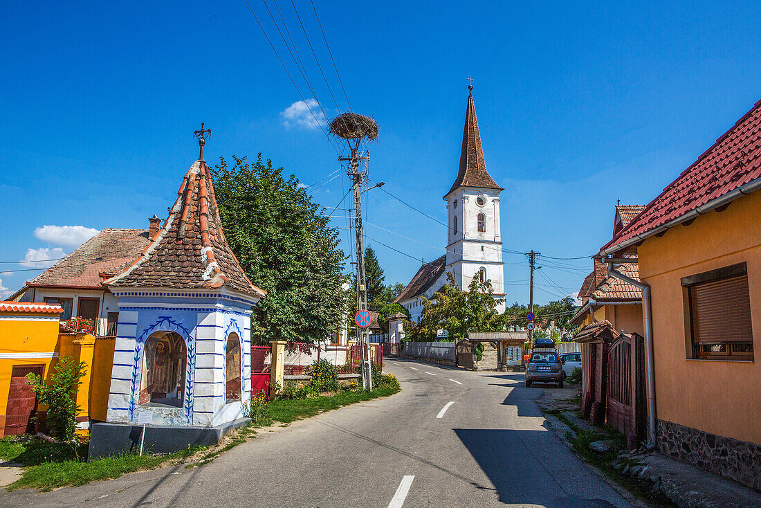 Satul ascuns printre pădurile din România i-a răvășit pe turiștii străini. Comoara de nepretuit care se află în micuța așezare din Transilvania
