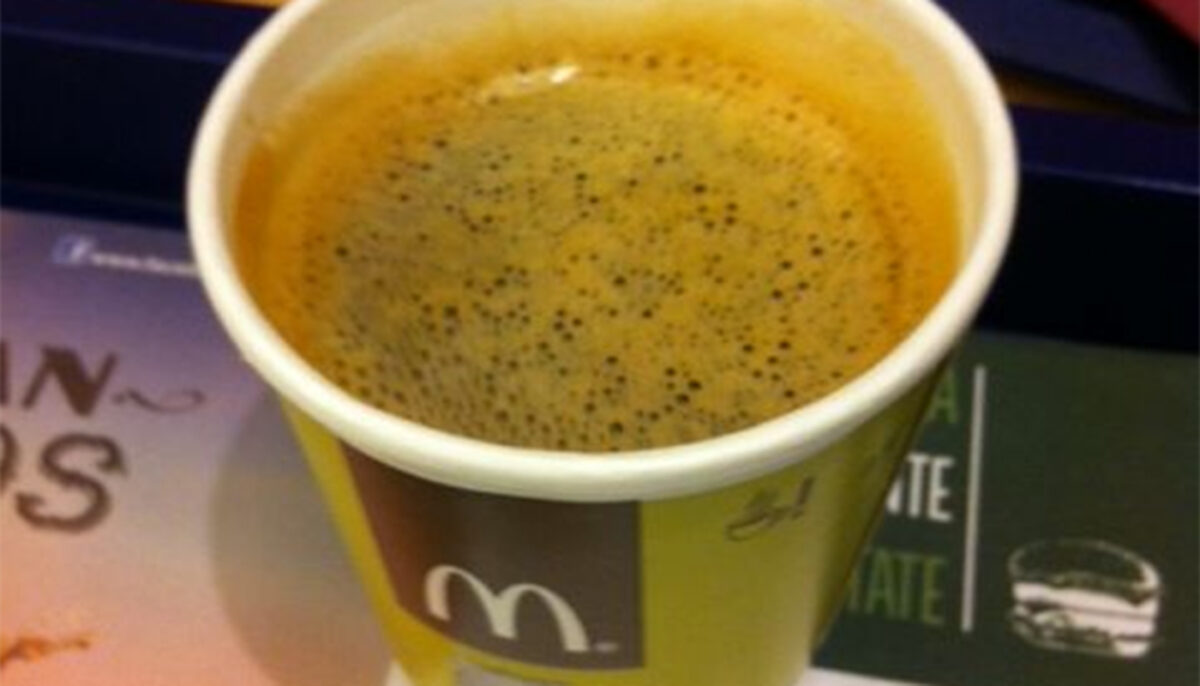 Ce conține, de fapt, cafeaua de la McDonalds. Mulți români beau asta în fiecare zi