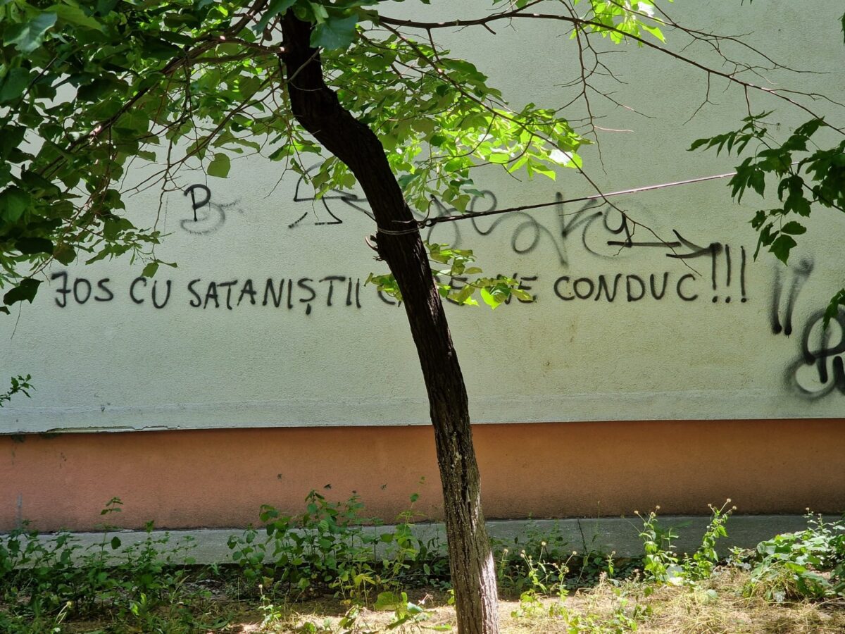 Misteriosul mesaj „Jos cu sataniștii care ne conduc” ascunde un indiciu despre autor. Cine scrie pe clădirile din București