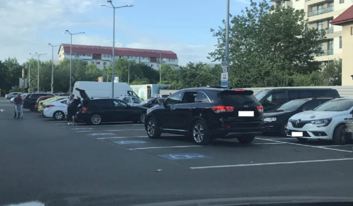 „E pericol”. Un şofer din Bucureşti a parcat pe 3 locuri de handicap. Cum a putut să lase maşina