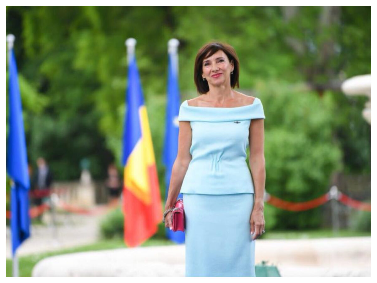 Carmen Iohannis, surprinsă într-o pădure din Sibiu. Mulţi nu şi-au dat seama că este chiar ea. FOTO