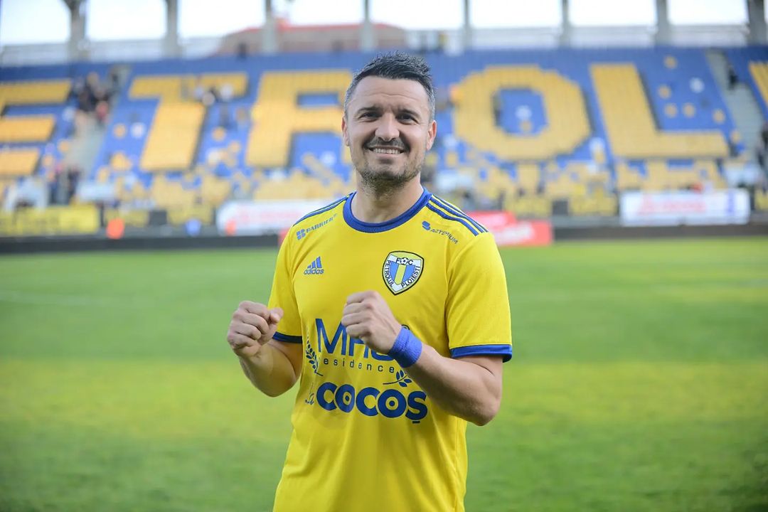 Un fotbalist din naționala României a băgat un porc tranșat în valiză și l-a trimis cu avionul. Stupoare la aeroport. „Bă, dar ce-ai pus în el?”