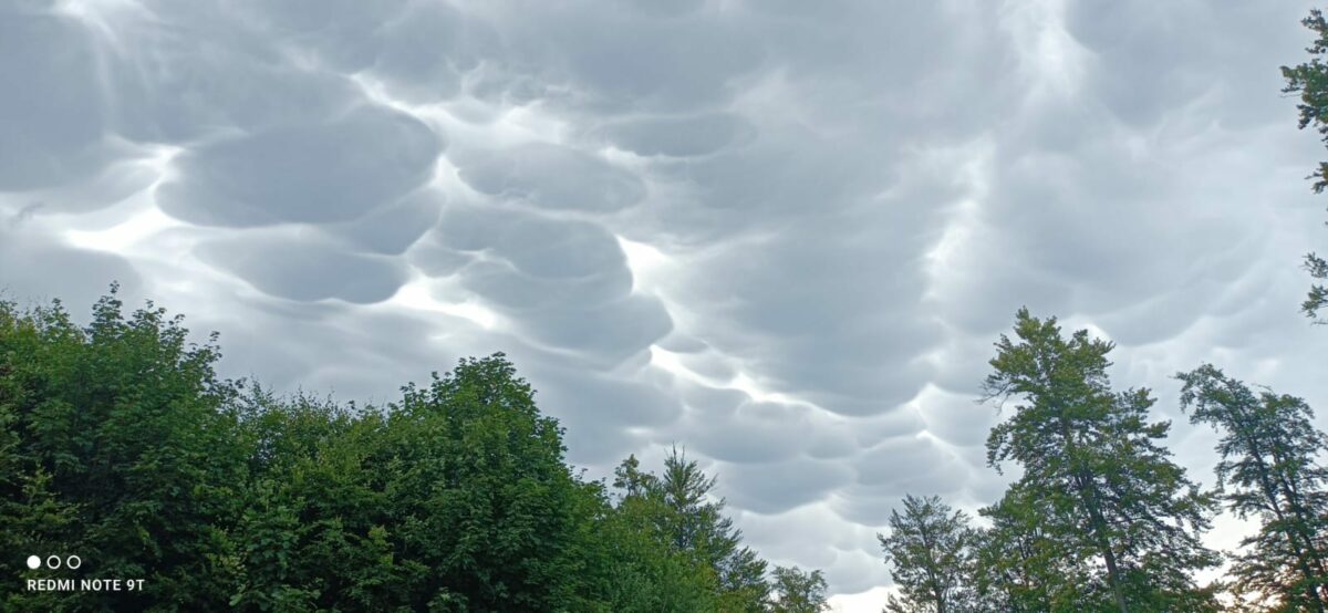 Ce a apărut pe cer, în Baia Mare. Localnicii au rămas mască și au fotografiat imediat fenomenul straniu