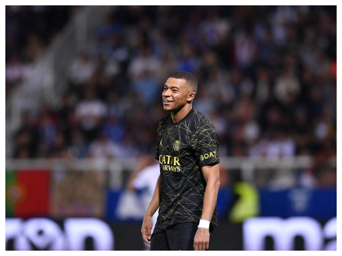 Kylian Mbappe a mers cu Armata în satul unde s-a născut tatăl său. Jucătorul lui PSG a folosit și o blindată