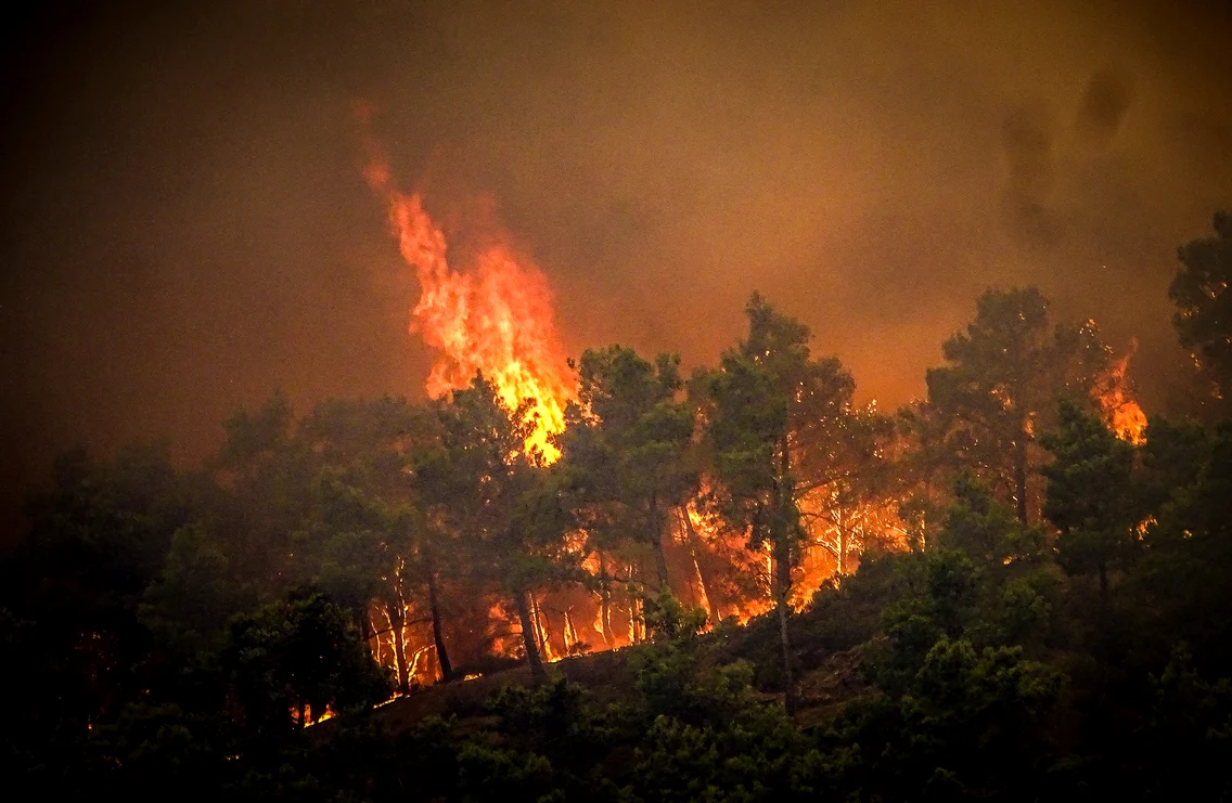 Românii trăiesc un calvar în Rodos, după ce zona a fost cuprinsă de incendii. Cod roşu emis de autorităţi