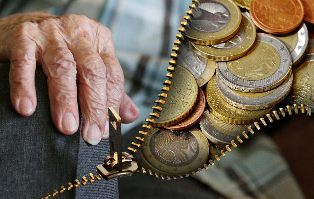 Pensionarii României primesc cea mai mare lovitură. Ce urmează să se întâmple în 10 ani. 2033 va fi un an critic