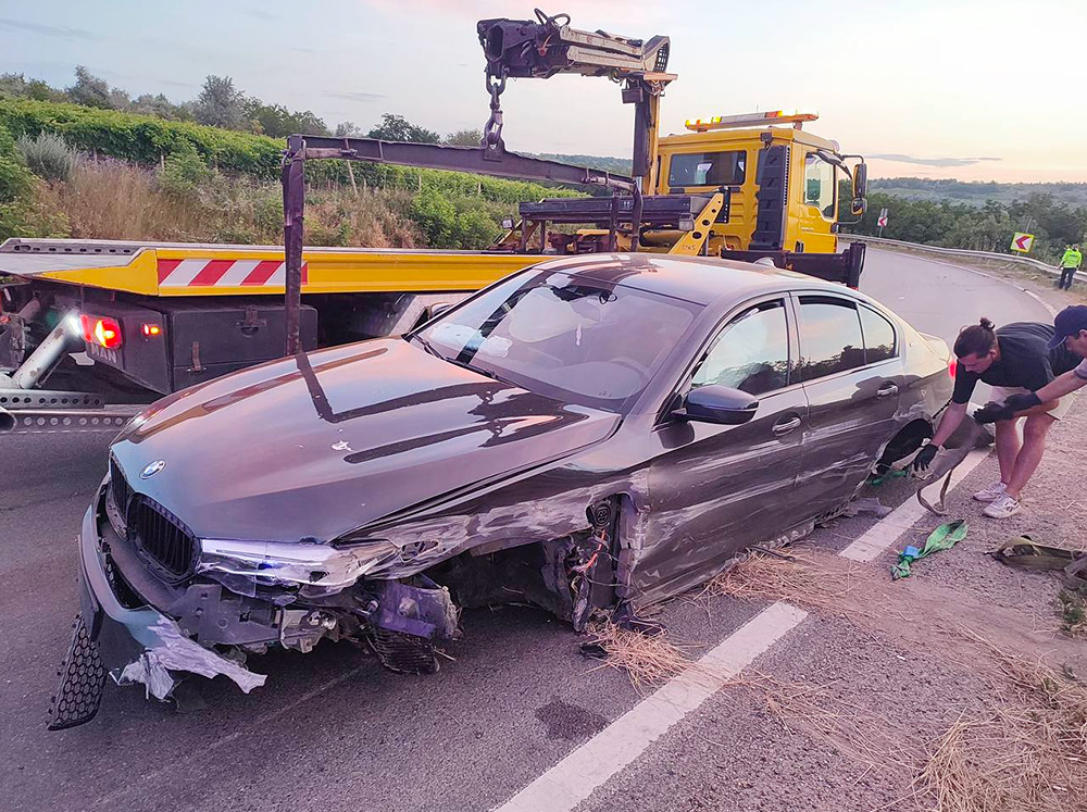 Proprietara unui BMW care şi-a lăsat maşina la o spălătorie din Chişinău a avut parte de un şoc! Incredibil în ce stare şi-a găsit automobilul