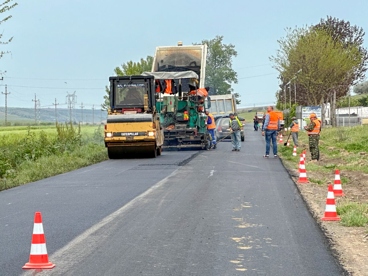 A intrat cu maşina într-o groapă, iar acum se va umple de bani! Cât va trebui să-i achite statul