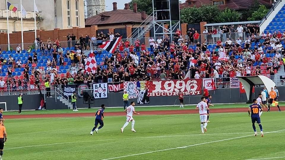 „Nu m-am drogat și nici nu sunt beat”. Ce s-a auzit la stația de amplificare a stadionului la meciul lui Dinamo din Cupă