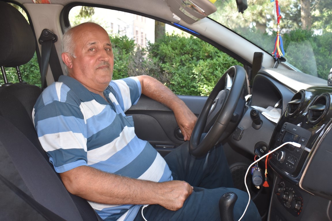 Ce a făcut Constantin, un taximetrist din Botoșani, după ce un bătrân și-a uitat sacoșa de rafie plină cu bani în mașină: „Câștigi azi nemeritat, mâine pierzi mai mult”