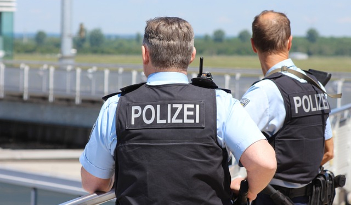 Poliția din Germania a oprit un român pe autostradă pentru un control de rutină. Când l-au verificat, nu le-a venit să creadă ce noroc au avut. Ce făcuse bărbatul