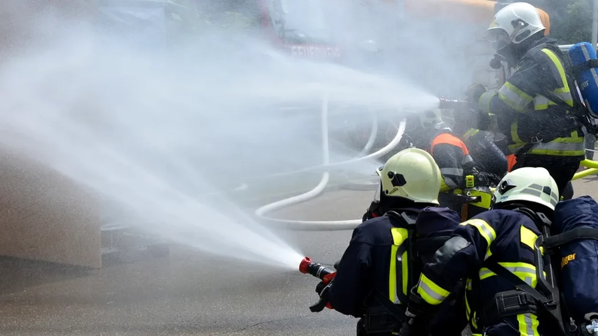 Incendiu de proporții în cel mai populat cartier din Craiova! Focul s-a extins cu repeziciune la mai multe blocuri