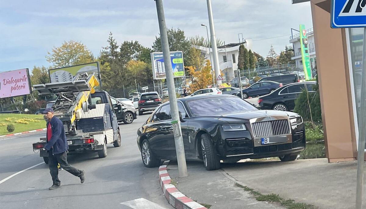 Cât tupeu! Cum și-a parcat Rolls Royce-ul un milionar din București, într-un sens giratoriu din Voluntari