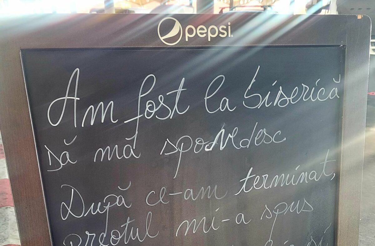 Mesajul viral scris pe tăblița de intrare al unui restaurant! Clienții au izbucnit în râs când au citit