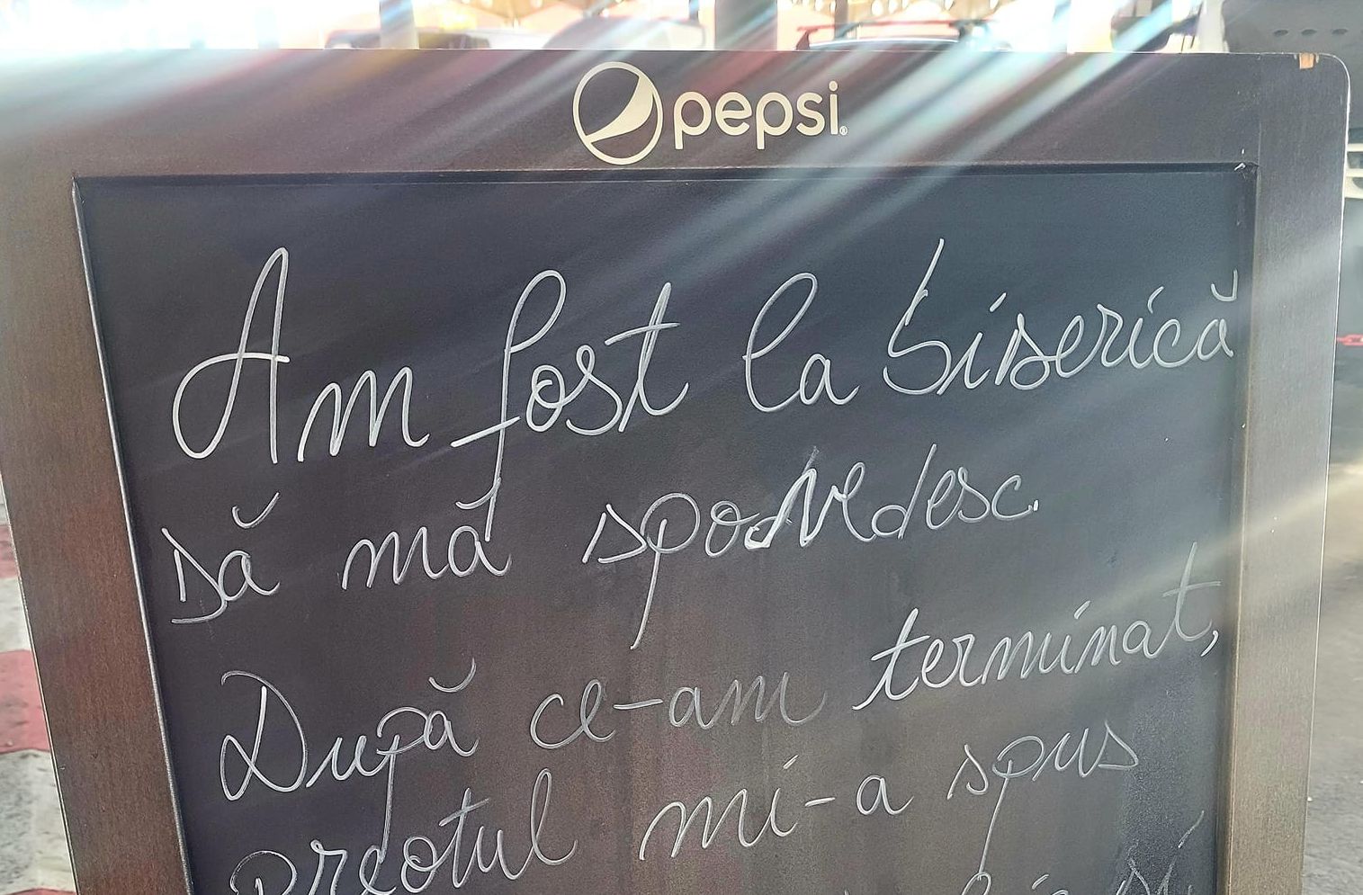 Mesajul viral scris pe tăblița de intrare al unui restaurant Clienții