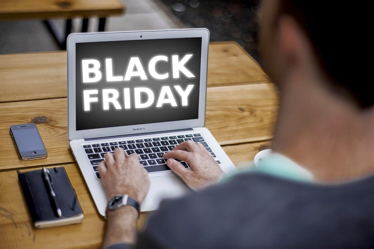 Românii au luat decizii ciudate în prag de Black Friday 2023. Ce anunț a făcut un angajat la muncă