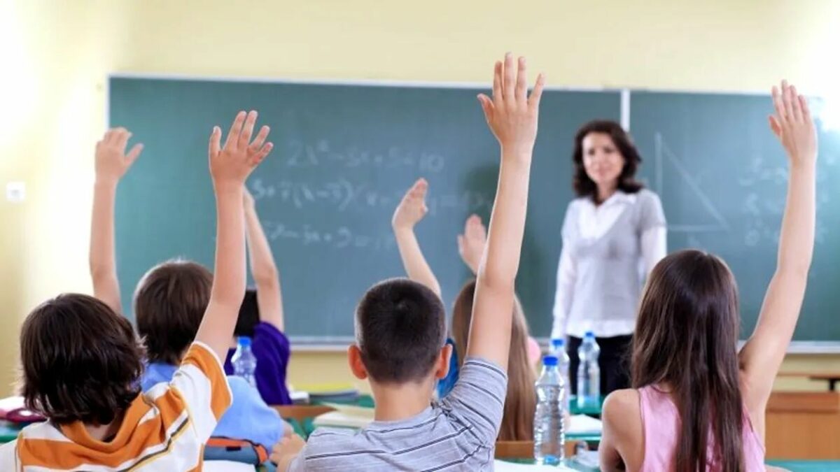 Vacanța de iarnă mai lungă pentru elevii din România? O posibilă grevă a profesorilor le-ar putea prelungi șederea acasă celor mici