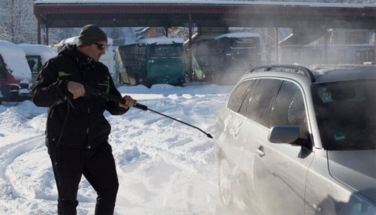 Ce se întâmplă, de fapt, dacă îți speli mașina iarna. Greșeala pe care mulți români o fac