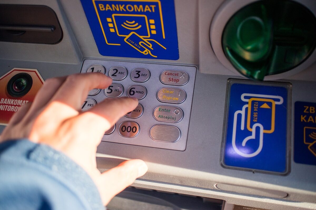 Un bărbat din Alba Iulia a furat 2.500 de lei dintr-un bancomat printr-o schemă inedită. A fost reținut după 6 luni