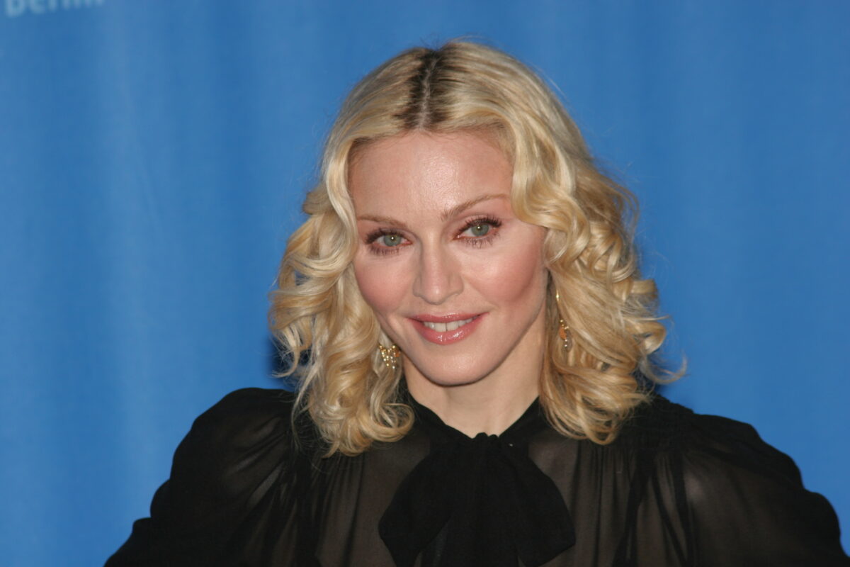 Actorul celebru cu care Madonna s-a iubit în secret! Tori Spelling i-a dat de gol: ”El mi-a spus”