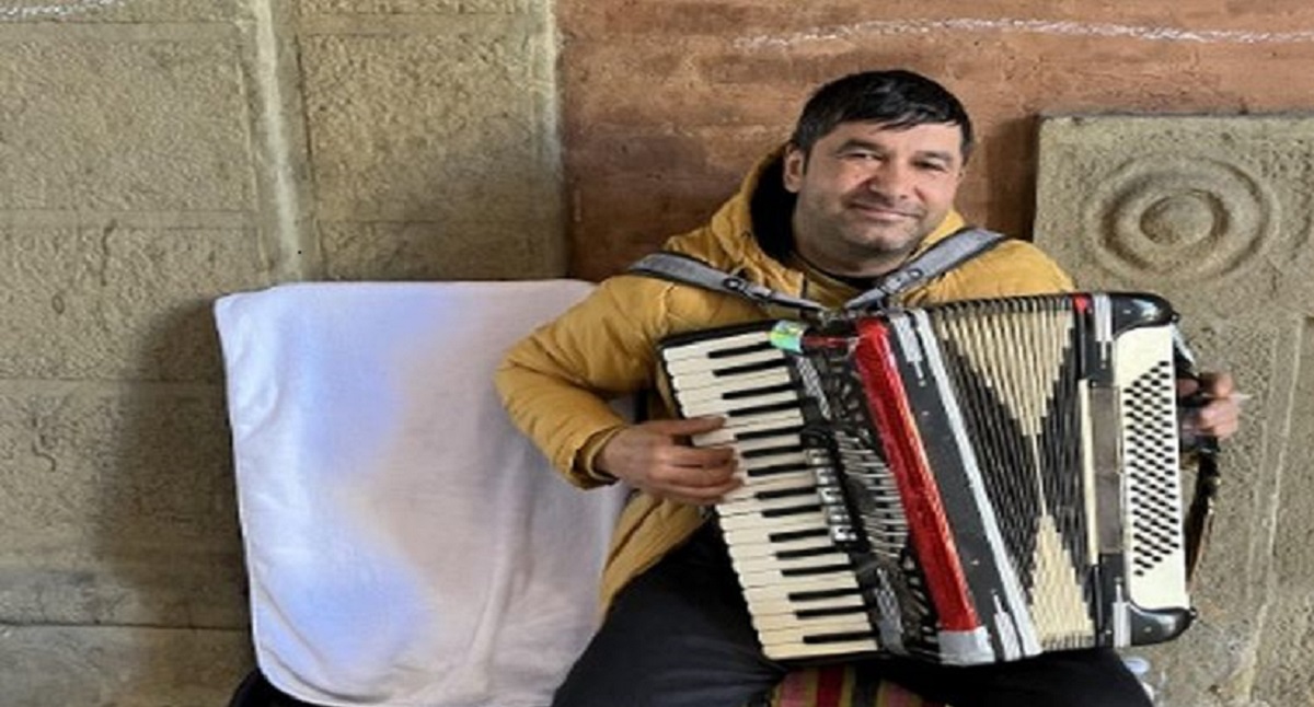 Povestea de viață a lui Fănel, românul care cântă pe străzile din Bologna ca să-și întrețină familia. I-a impresionat pe italieni!