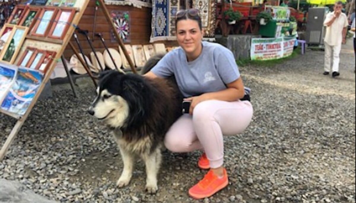 Cel mai ciudat job din România. Câți lei câștigă pe zi o „bonă” de animale de companie