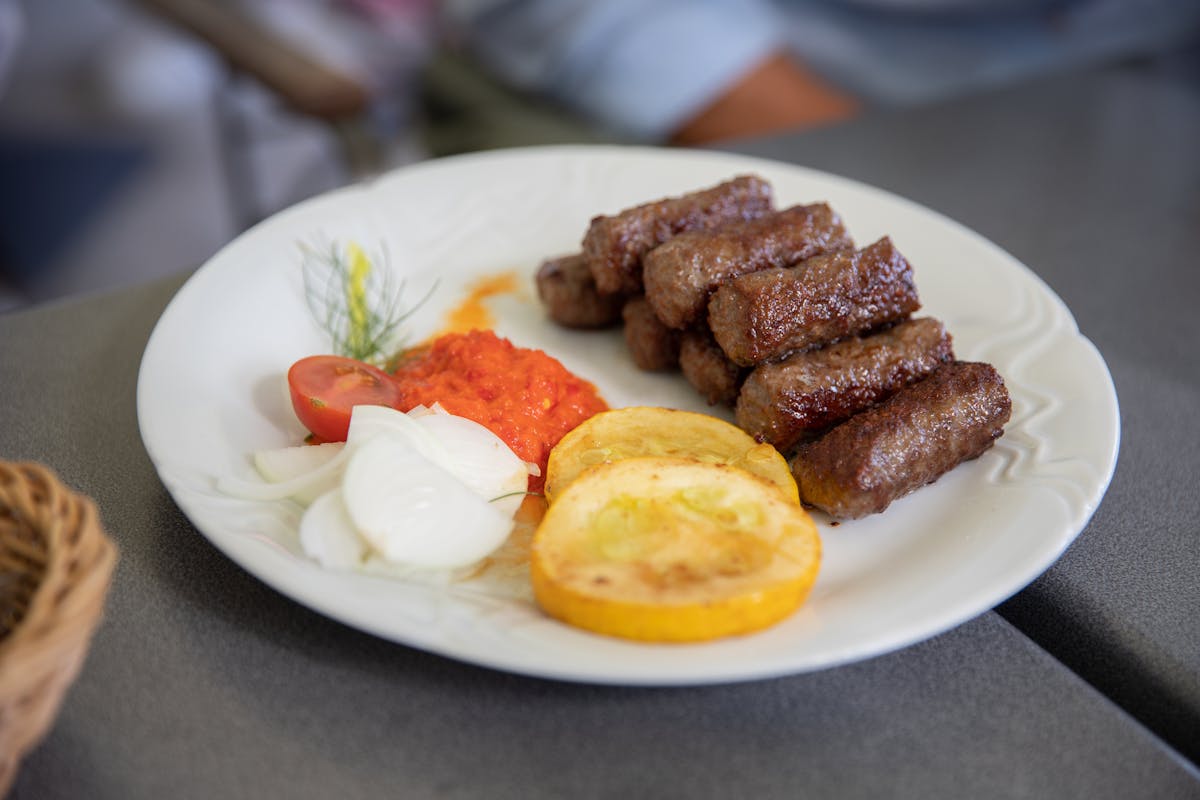 A doborât orice record de 1 Mai! Câți mici a putut să comande un român la o terasă din Piața Obor