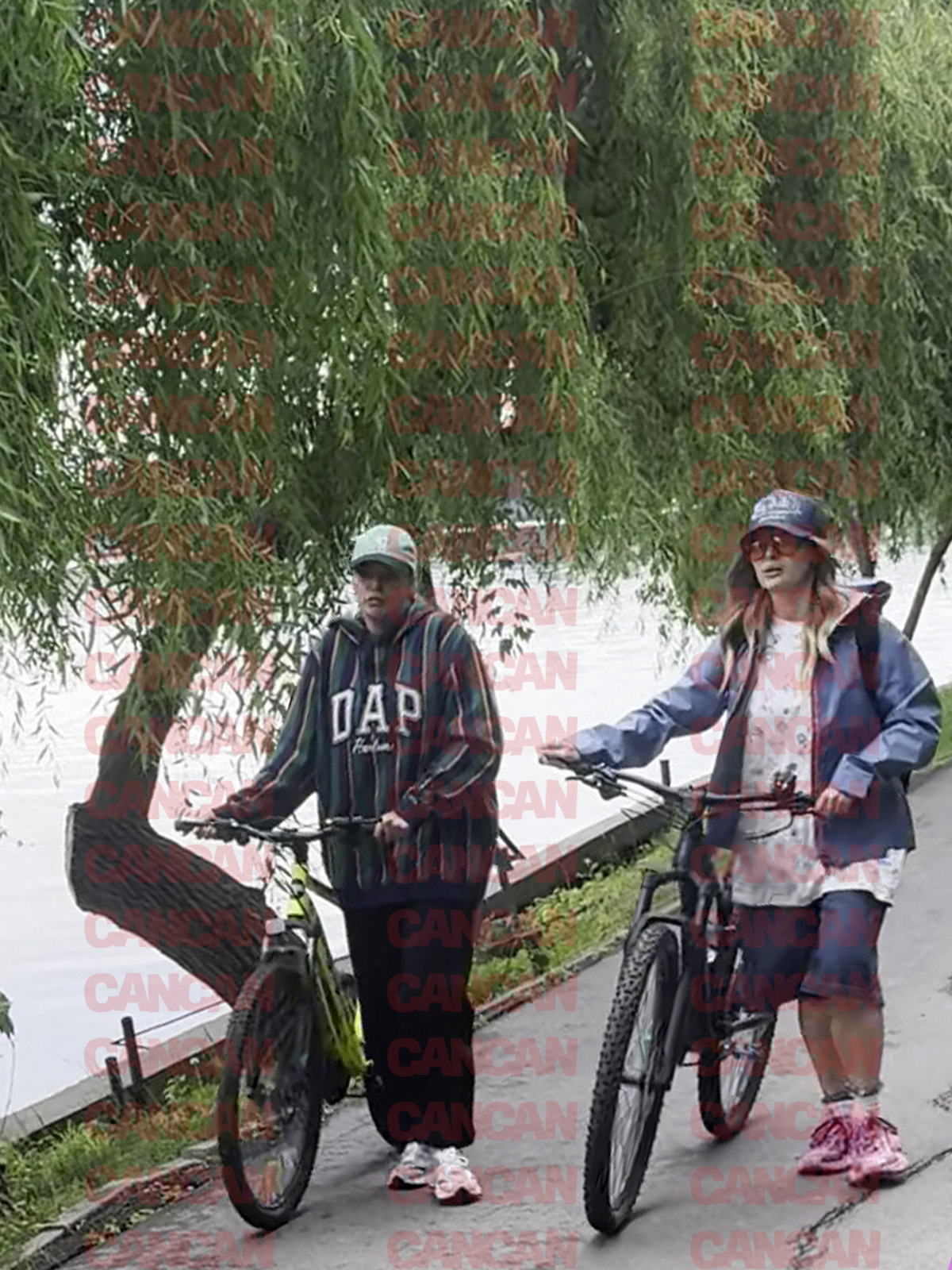 Delia și Antonia au pedalat pe biciclete în parcul Herăstrău Foto CANCAN.RO