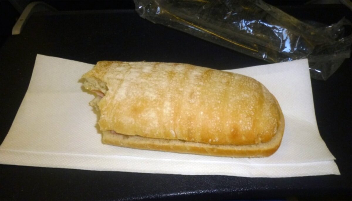 Ce a primit un pasager Ryanair de la clasa bussines, după ce a comandat un sandwich. A crezut că nu vede bine!