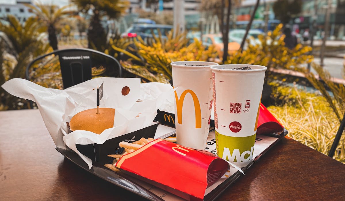 Ce salariu are un angajat de la McDonald’s în 2024? Câți bani primesc lunar şi cei de la McCafe