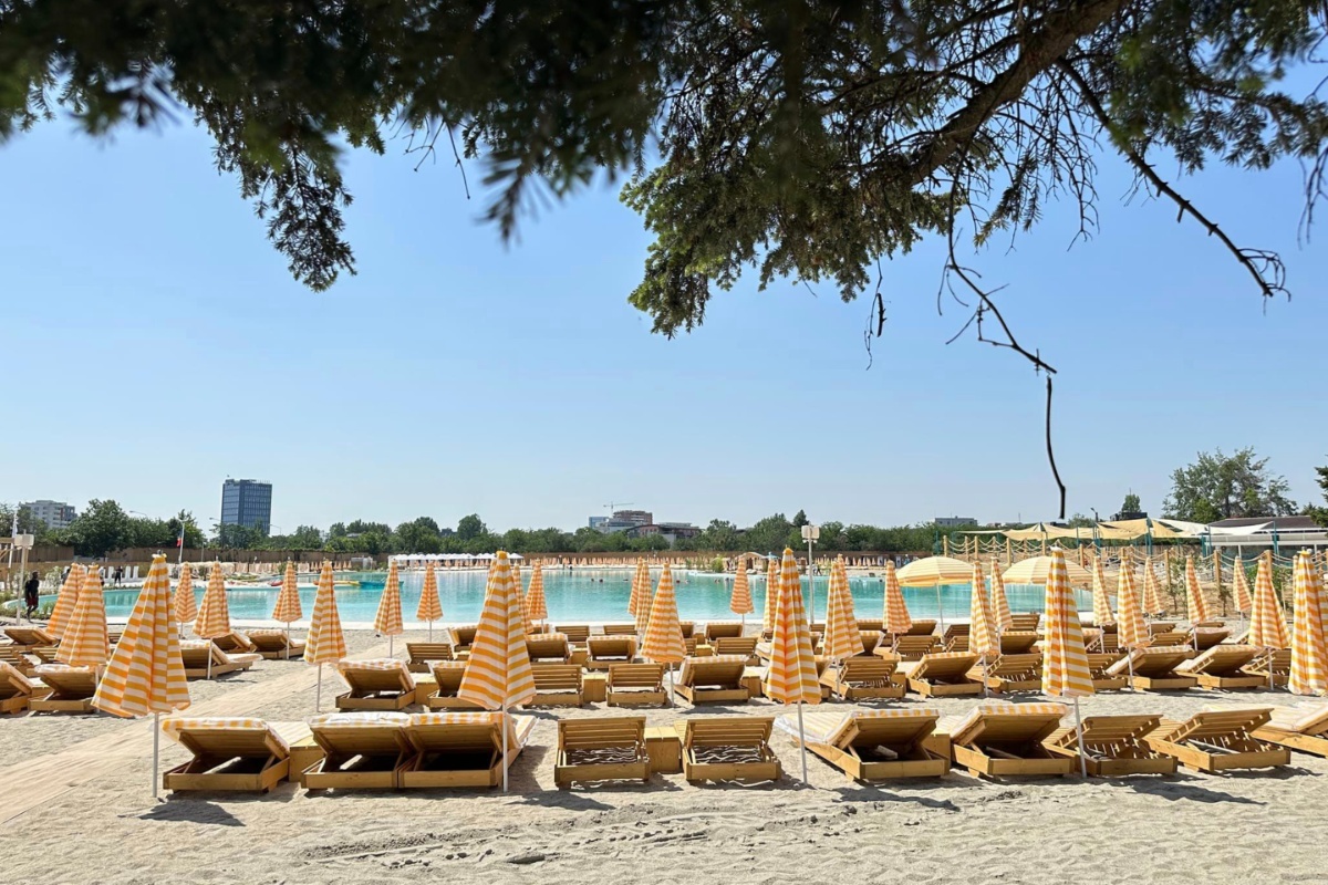 S-a deschis prima plajă artificială din Bucureşti, cu o lagună de 10.000 mp. Cât costă intrarea