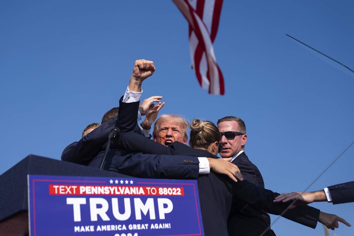 Donald Trump a fost împuşcat în timp ce susţinea un discurs. Sursa foto: Profimedia