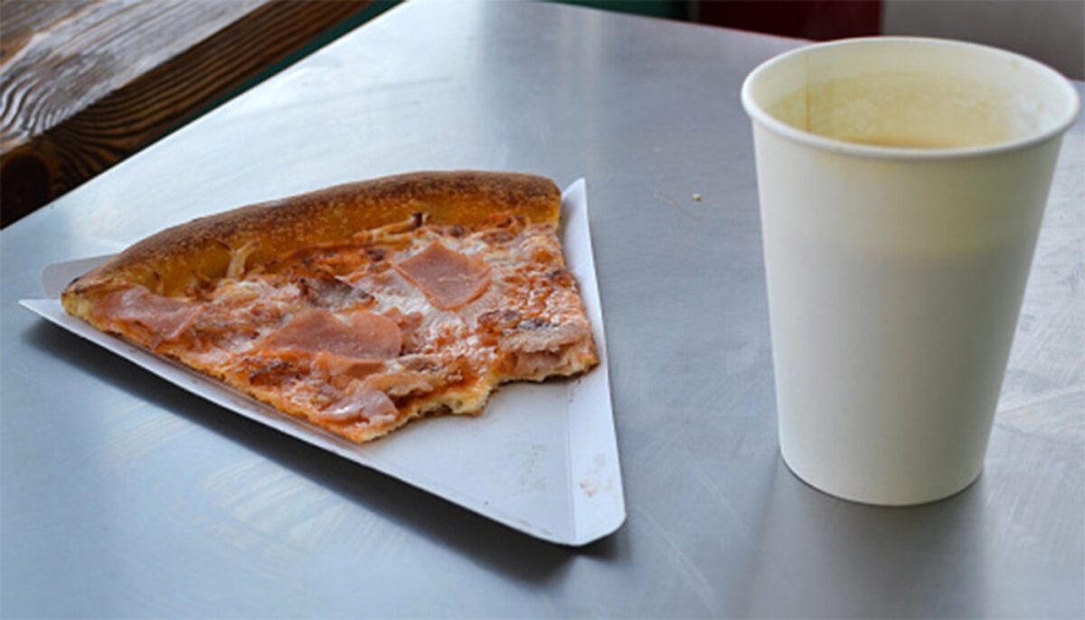 O turistă și-a luat o felie de pizza într-un restaurant din Mamaia, dar a fost obligată să plătească și ketchup-ul. Câți lei a dat
