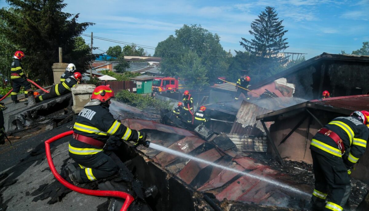Incendiu puternic în Colentina. 5 case ard, 8 autospeciale se luptă chiar acum cu flăcările