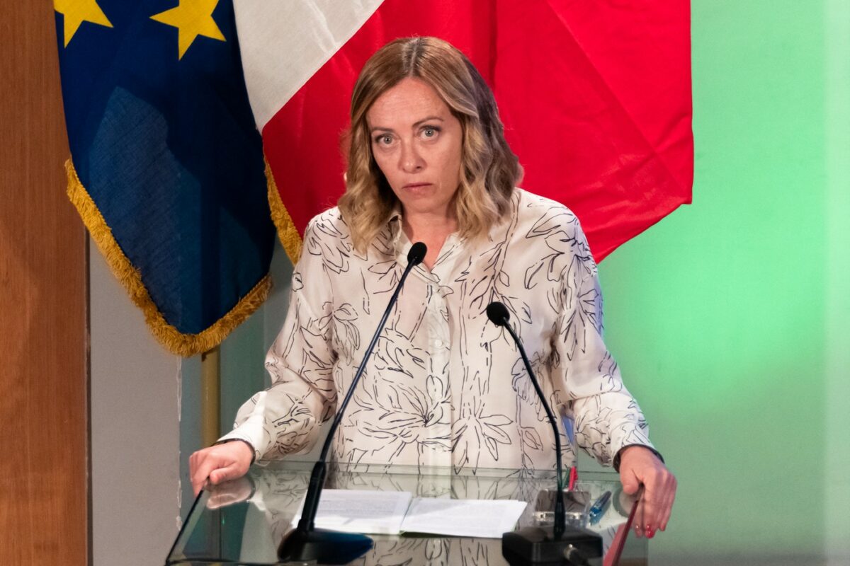 O jurnalistă a fost obligată să-i plătească despăgubiri Giorgiei Meloni pentru că s-a legat de aspectul fizic al premierului italian
