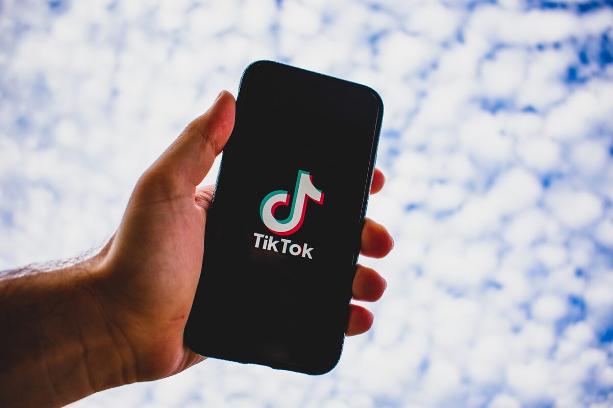 Trendul de pe TikTok în care oamenii primesc bani pentru a suna la 112. Provocarea virală a pus Poliţia Română pe jar