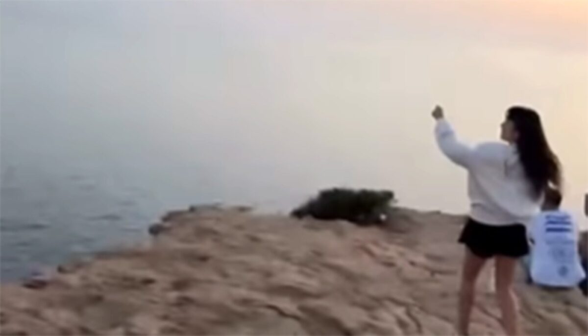 Această turistă din Ibiza a vrut să fotografieze apusul, însă a observat un detaliu bulversant pe cer