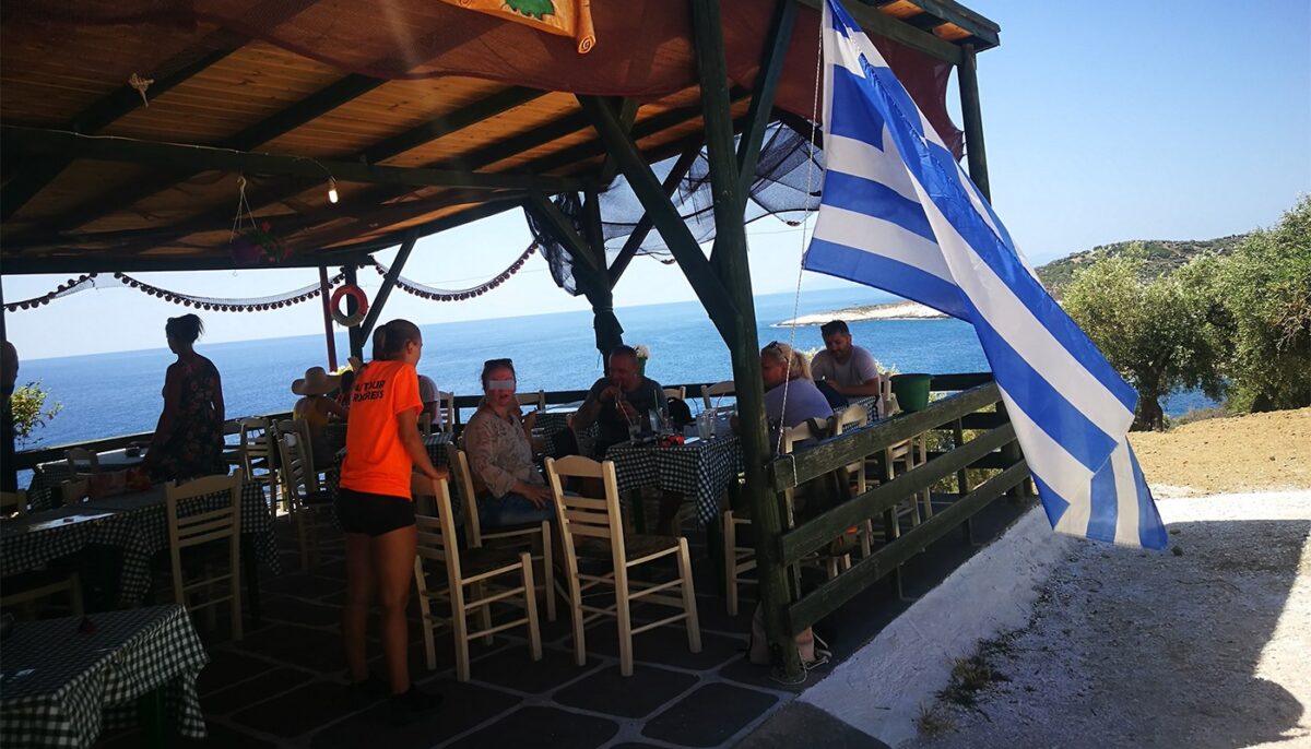 Un turist român a luat prânzul într-un restaurant din Grecia. Ce a primit „din partea casei”, la final, și cum a reacționat